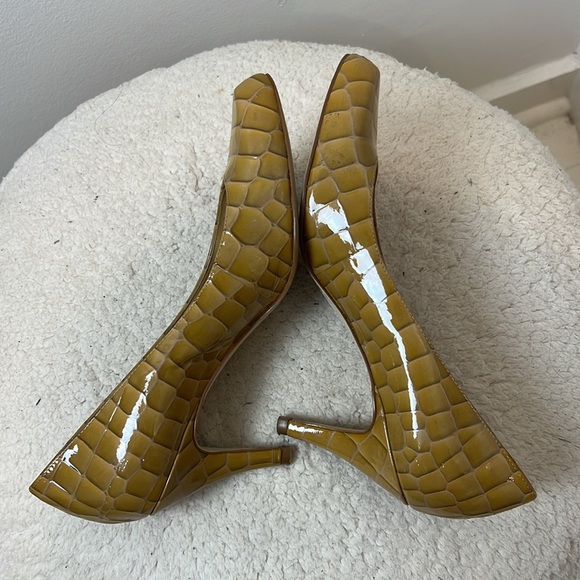 BCBG gold/yellow reptile textured Heels Elegant Design size 6. - Picture 4 of 10